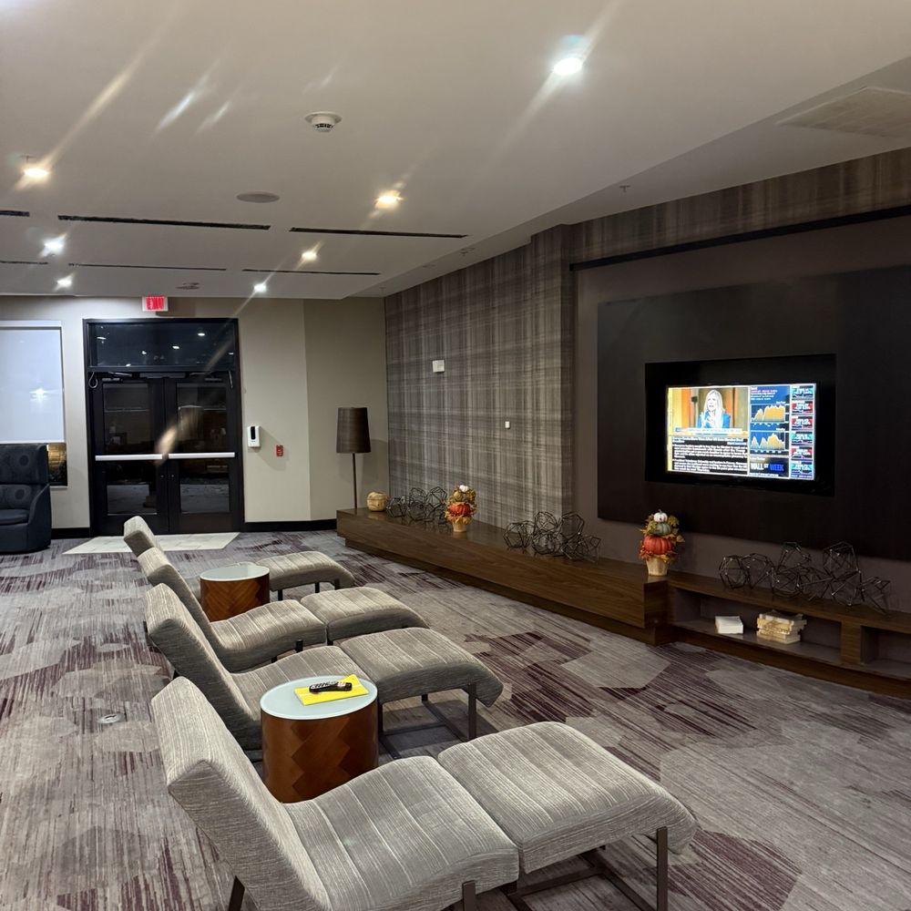 Courtyard by Marriott Tyler - Main lobby TV lounge - Hotels Near Me - Tyler, Texas
