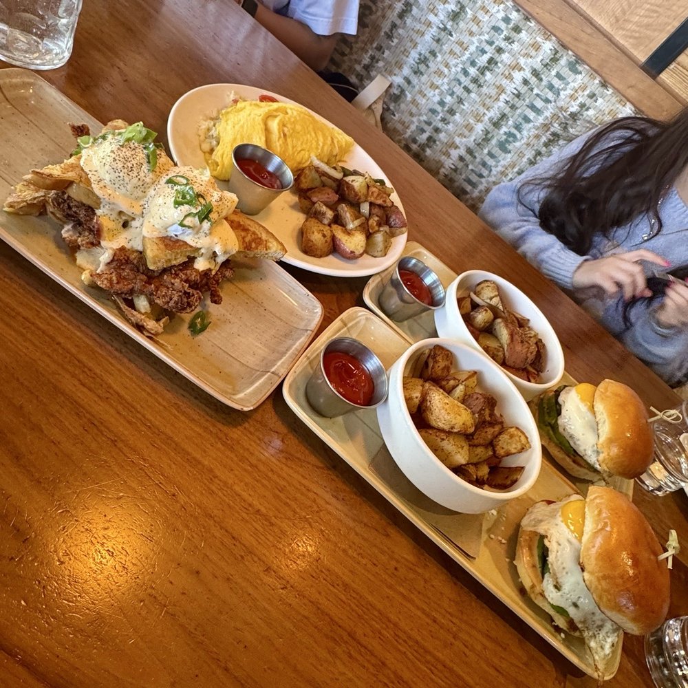 Barrel & Bushel - Garden Omelette, Hot Fried Chicken Benedict, Chorizo & Egg Sandwiches - Bars Near Me - Tysons Corner, Virginia Barrel & Bushel - Garden Omelette, Hot Fried Chicken Benedict, Chorizo & Egg Sandwiches - Bars Near Me - Tysons Corner, Virginia
