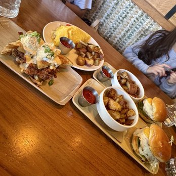 Barrel & Bushel - Garden Omelette, Hot Fried Chicken Benedict, Chorizo & Egg Sandwiches - Bars Near Me - Tysons Corner, Virginia Barrel & Bushel - Garden Omelette, Hot Fried Chicken Benedict, Chorizo & Egg Sandwiches - Bars Near Me - Tysons Corner, Virginia