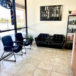 Razors Beauty and Barbershop  - Our confortable waiting area!