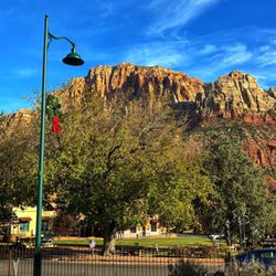 Under the Eaves Inn at Zion National Park - Springdale - Feel a close from the street