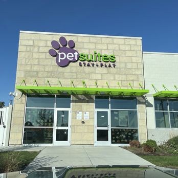 PetSuites - Entry - Pet Training Near Me - Brookfield, Wisconsin
