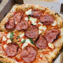 Salami pizza