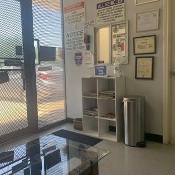 Noah Auto Care - Small waiting area - Car Inspectors Near Me - Houston, Texas