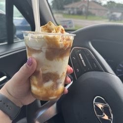 Droopy's Snowballs - Peach cobbler sundae 10/10