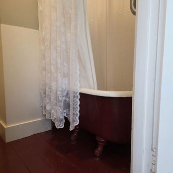 Castine Inn - Claw bathtub - Bed & Breakfast Near Me - Castine, Maine Castine Inn - Claw bathtub - Bed & Breakfast Near Me - Castine, Maine