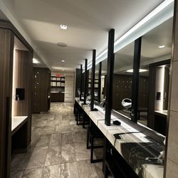 Equinox Anthem Row - Clean women's locker room