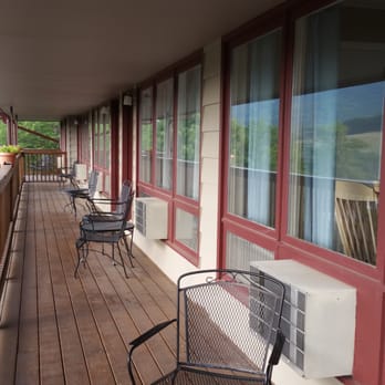 Cliff Dwellers Inn - Back porch - Hotels Near Me - Blowing Rock, North Carolina