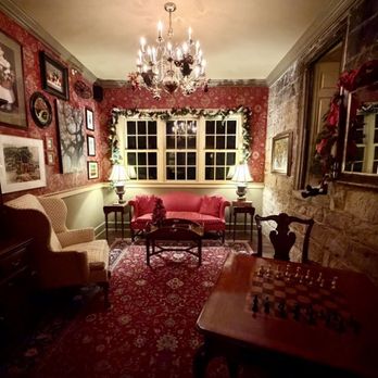Century Inn - Room with seating and chess board - Bed & Breakfast Near Me - Scenery Hill, Pennsylvania