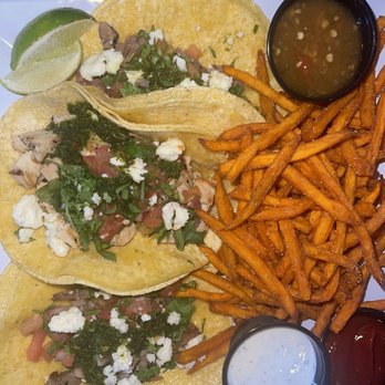 Yard Dawgs Beer Garden - Beer Gardens Near Me - Murphy, Texas