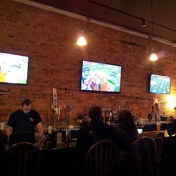 Pour Sports Pub & Grille - Great place to watch the game.