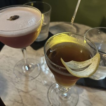 The Albion Manor - Lavender lady cocktail (left) At King's Manor cocktail (right) - British Near Me - Chicago, Illinois