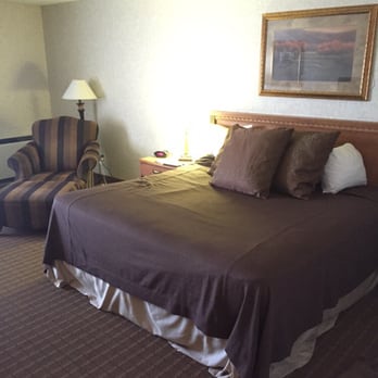 Plus Ramkota Hotel - Bed is comfy. With lots of pillows! - Hotels Near Me - Bismarck, North Dakota