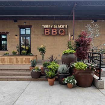 Terry Black's Barbecue - Waco - Beautiful plants in the patio - Barbeque Near Me - Waco, Texas
