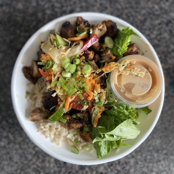gusto! Decatur - Ginger lime peanut 1/2 & 1/2 (salad greens and brown rice) bowl w/ spicy grilled chicken - Wraps Near Me - Decatur, Georgia