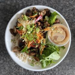 gusto! Decatur - Ginger lime peanut 1/2 & 1/2 (salad greens and brown rice) bowl w/ spicy grilled chicken