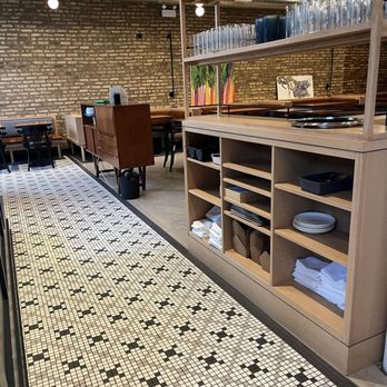 Daisies - Seating area - Pasta Shops Near Me - Chicago, Illinois