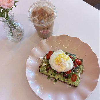 Pink Flores - Deluxe Avocado toast - Cafes Near Me - Chicago, Illinois