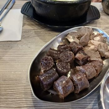 Moobongri - Various kinds of soondae and boiled pork from order of soondae jung sik (soup and side soondae combo) - Korean Near Me - Irvine, California Moobongri - Various kinds of soondae and boiled pork from order of soondae jung sik (soup and side soondae combo) - Korean Near Me - Irvine, California