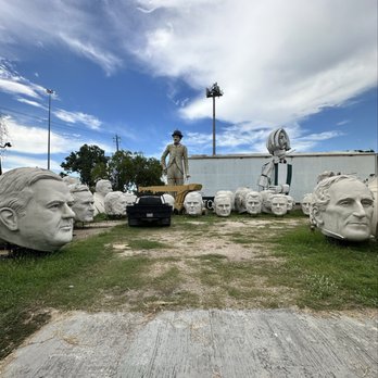 Giant President Heads - Giant presidential heads by David Adickes - Landmarks & Historical Buildings Near Me - Houston, Texas