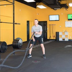 Momentum Fitness - Wayne with ropes at Bootcamp