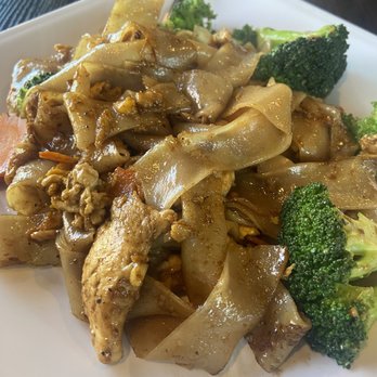 R Thai Cuisine - Pad see ew chicken - Thai Near Me - Redlands, California R Thai Cuisine - Pad see ew chicken - Thai Near Me - Redlands, California