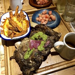 Turtle Bay - Marinierte und gegrillte Rinderrippchen mit süßem Zwiebel-Chutney & Salsa Verde & Trini Wassermelonen Chow