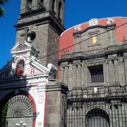 Iglesia Santo Domingo - Entrada y salida que da a la calle 5 de Mayo.