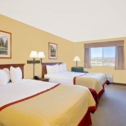 Pinedale Hotel & Suites