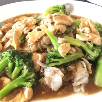 Simi Thai Cuisine - Chicken rad nah - Thai Near Me - Simi Valley, California Simi Thai Cuisine - Chicken rad nah - Thai Near Me - Simi Valley, California