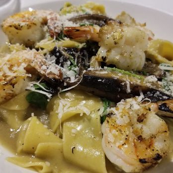 Uncle Peter's - Paparadelle with shrimp and mushrooms - Italian Near Me - Jackson Heights, New York