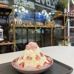 Strawberry shaved ice with lychee jelly Strawberry shaved ice with lychee jelly