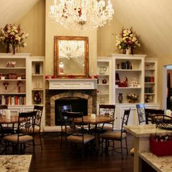 Maple Creek Bed and Breakfast - Our beautiful chandelier in the breakfast area came all the way from Germany!