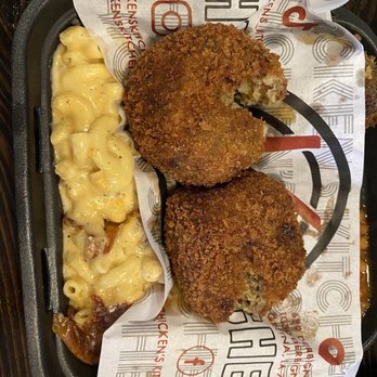 Chicken’s Kitchen - Fried Pepper Ball plate w/ mac and cheese, baked beans, and king cake bread pudding ($15) - Super good (everything!) - Soul Food Near Me - Harvey, Louisiana