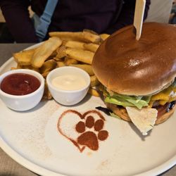 Katzentempel München - Burger with fries