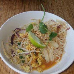 phad thai. taste not good. phad thai. taste not good.