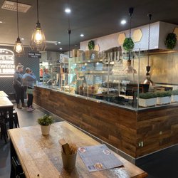 Between 2 Buns - Main dining area