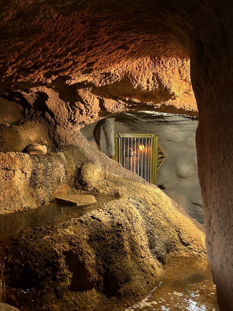 Smugglers Cove Adventure Golf Logo