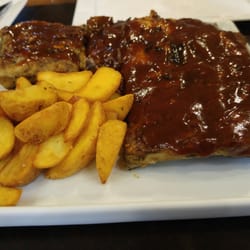 Hassel Steakbar - Costelinha com molho barbecue e batata canoa. Enchemos a pança.