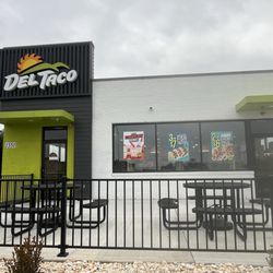 Del Taco - Front plenty of parking