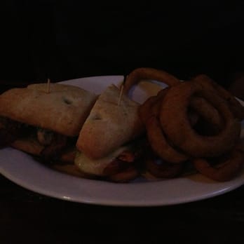 Rimrock's Mountain Tavern - Chicken sandwich w/ pesto & onion rings - American Near Me - Stowe, Vermont Rimrock's Mountain Tavern - Chicken sandwich w/ pesto & onion rings - American Near Me - Stowe, Vermont
