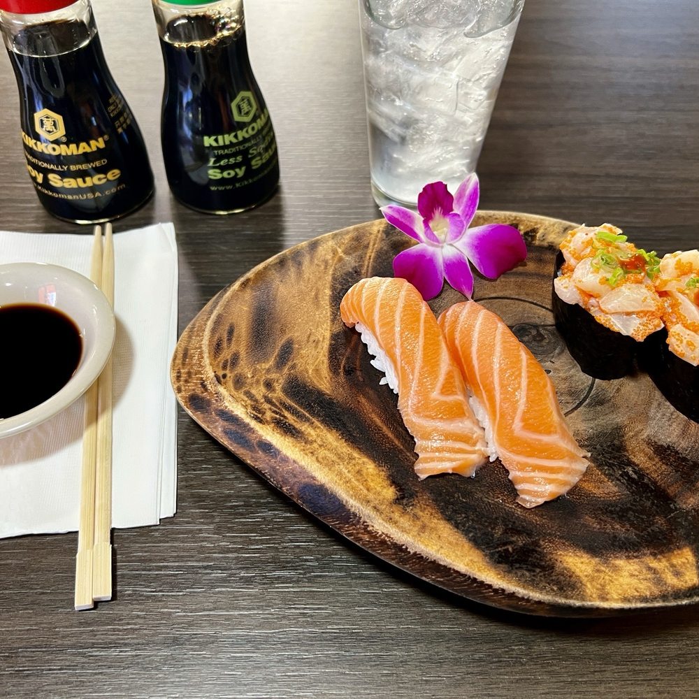 Salmon sushi and spicy scallops Salmon sushi and spicy scallops