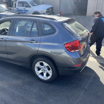 Tresser's Towing Service - Damaged rear bumper with the technician during pickup - Towing Near Me - Burlingame, California Tresser's Towing Service - Damaged rear bumper with the technician during pickup - Towing Near Me - Burlingame, California