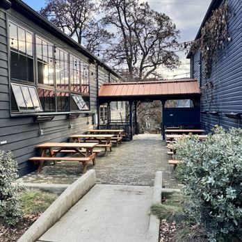The Society Hotel - Connection between lobby and open old school gym - Hostels Near Me - Bingen, Washington