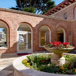 The Ivy Golden Gate - Community patio