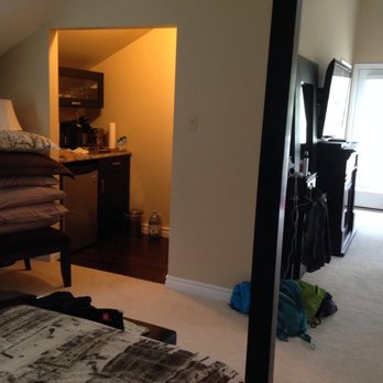 The Moose B&B - The Birch Room. Mini-fridge, with some plates & glasses. - Bed & Breakfast Near Me - Dorset, Ontario