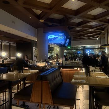 Earls Kitchen + Bar - Earls empty bar while it still takes 18 minutes to be greeted after - Cocktail Bars Near Me - Plano, Texas