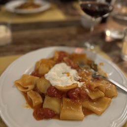 Mezze maniche fresche "piccantino" con datterino fresco e stracciatella.
