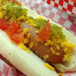 Porky's - Perrito caliente con mostaza, salsa de pepinillos y tomate fresco...