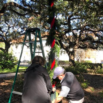 Chatham Square - Decorating Chatham Square for the holidays. - Landmarks & Historical Buildings Near Me - Savannah, Georgia Chatham Square - Decorating Chatham Square for the holidays. - Landmarks & Historical Buildings Near Me - Savannah, Georgia